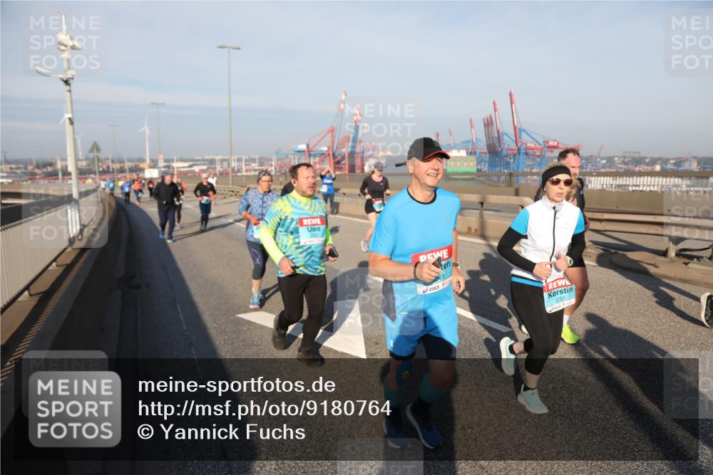 03.10.2025 - Köhlbrandbrückenlauf Yannick Fuchs http://msf.ph/oto/9180764 03.10.2025 08:55:18 Position 2 2251, 03, 3232 meine-sportfotos.de