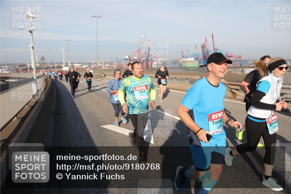 03.10.2025 - Köhlbrandbrückenlauf Yannick Fuchs http://msf.ph/oto/9180768 03.10.2025 08:55:18 Position 2 2251, 3703, 3232 meine-sportfotos.de
