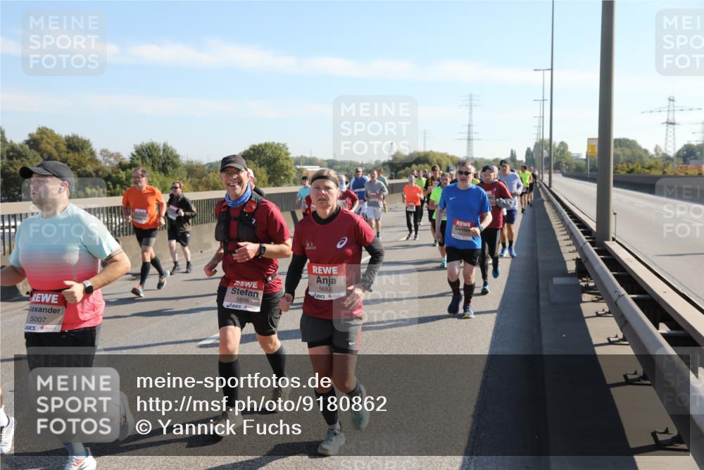 03.10.2025 - Köhlbrandbrückenlauf Yannick Fuchs http://msf.ph/oto/9180862 03.10.2025 11:22:09 Position 3 5007, 5686, 5682 meine-sportfotos.de