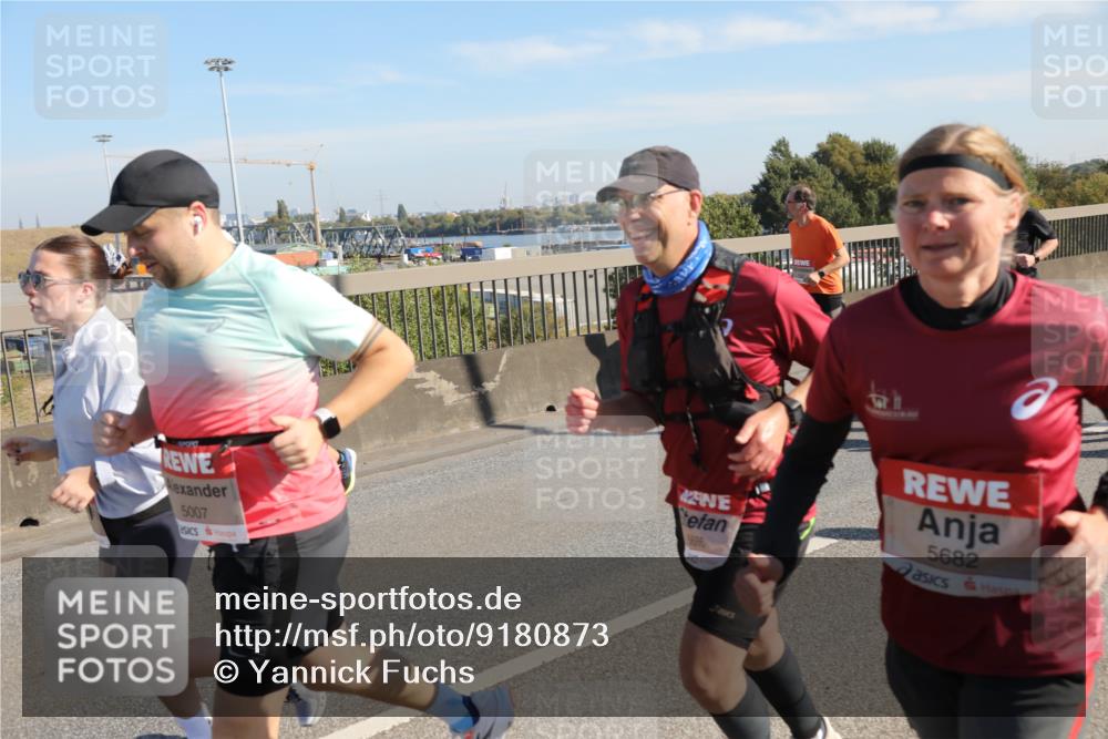 03.10.2025 - Köhlbrandbrückenlauf Yannick Fuchs http://msf.ph/oto/9180873 03.10.2025 11:22:10 Position 3 5007, 5696, 5682 meine-sportfotos.de