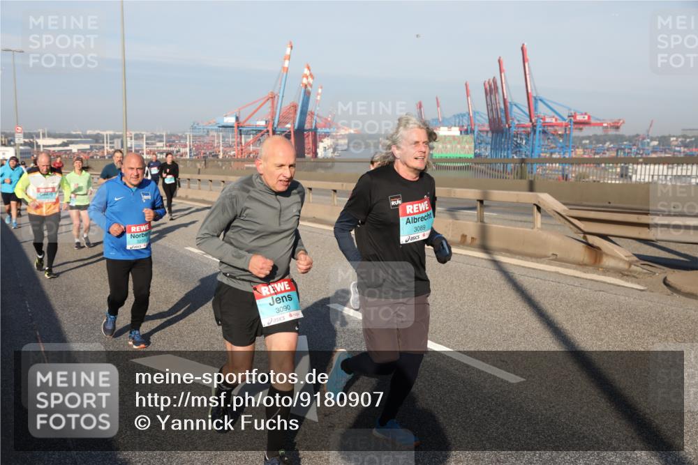 03.10.2025 - Köhlbrandbrückenlauf Yannick Fuchs http://msf.ph/oto/9180907 03.10.2025 08:55:36 Position 2 3231, 3090, 3089 meine-sportfotos.de