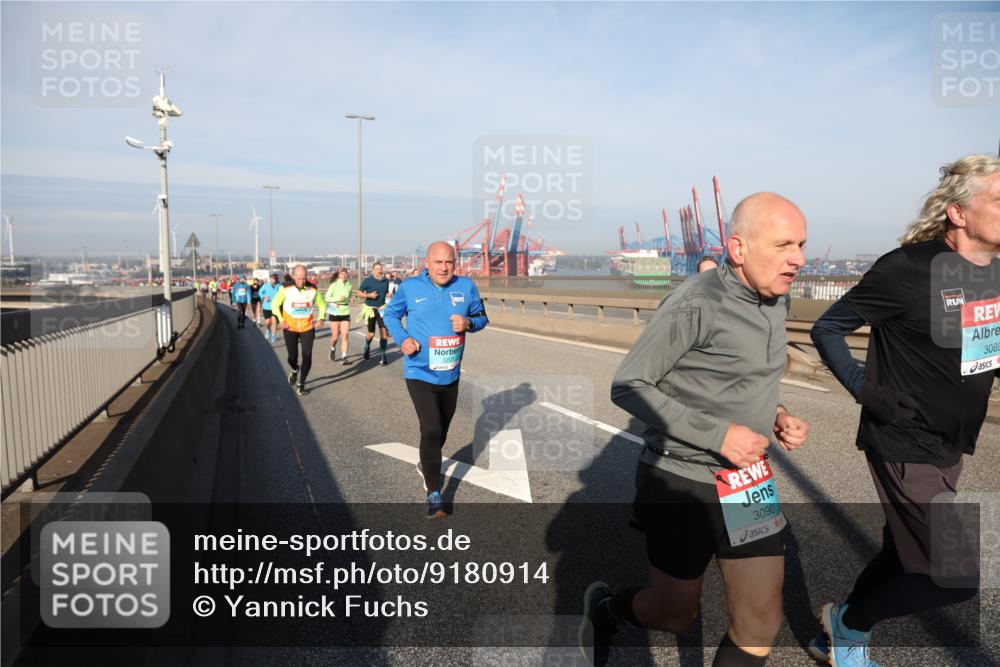 03.10.2025 - Köhlbrandbrückenlauf Yannick Fuchs http://msf.ph/oto/9180914 03.10.2025 08:55:37 Position 2 3090, 3089 meine-sportfotos.de