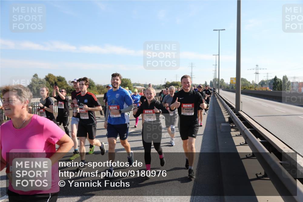 03.10.2025 - Köhlbrandbrückenlauf Yannick Fuchs http://msf.ph/oto/9180976 03.10.2025 11:22:21 Position 3 4900, 5761, 5149, 5156 meine-sportfotos.de