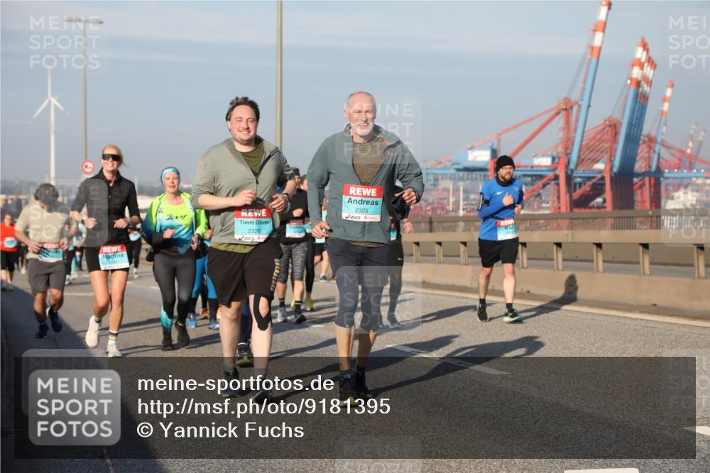 03.10.2025 - Köhlbrandbrückenlauf Yannick Fuchs http://msf.ph/oto/9181395 03.10.2025 08:56:49 Position 2 7001, 2326, 2325 meine-sportfotos.de