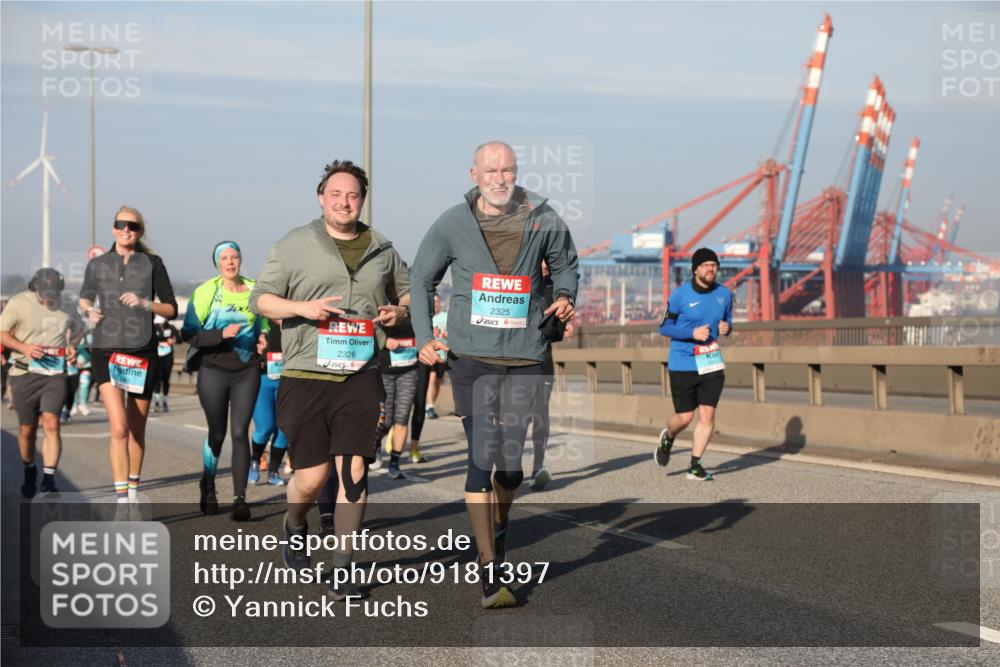 03.10.2025 - Köhlbrandbrückenlauf Yannick Fuchs http://msf.ph/oto/9181397 03.10.2025 08:56:49 Position 2 700, 2326, 2325 meine-sportfotos.de