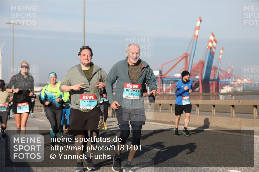 03.10.2025 - Köhlbrandbrückenlauf Yannick Fuchs http://msf.ph/oto/9181401 03.10.2025 08:56:50 Position 2 1001, 2326, 2325 meine-sportfotos.de