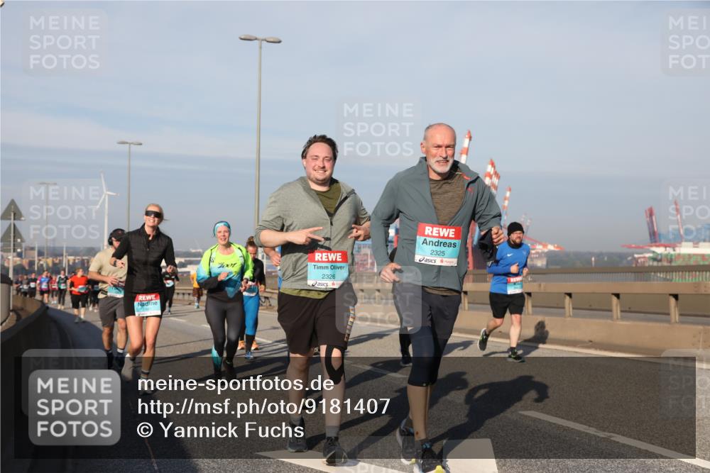 03.10.2025 - Köhlbrandbrückenlauf Yannick Fuchs http://msf.ph/oto/9181407 03.10.2025 08:56:51 Position 2 001, 2326, 2325 meine-sportfotos.de