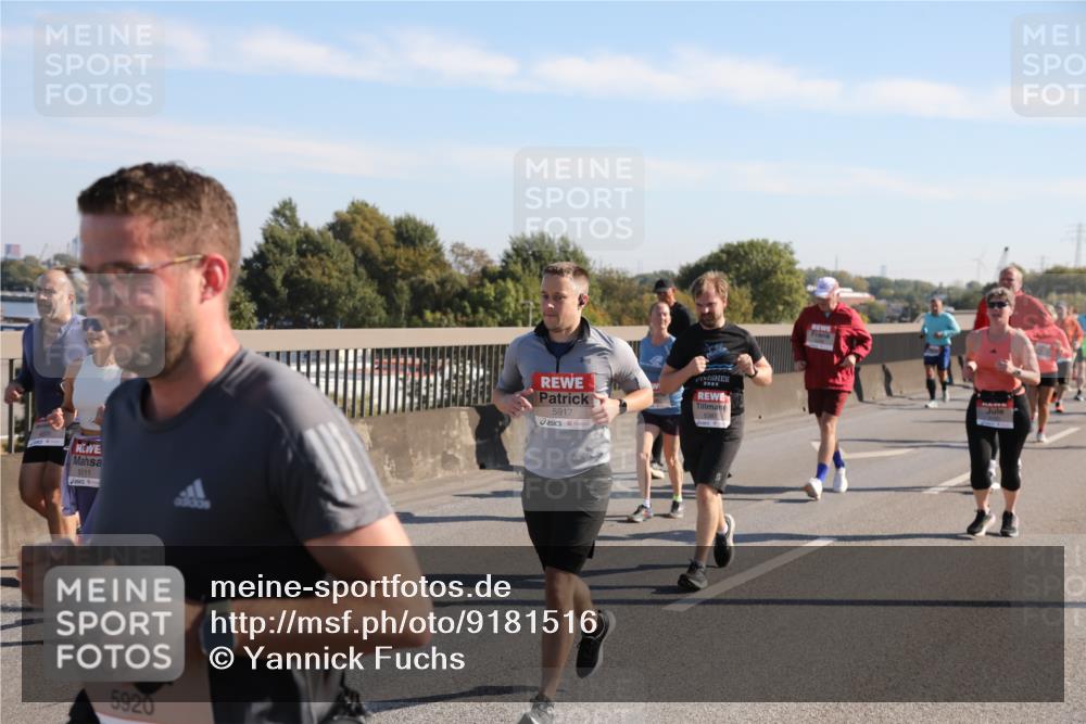 03.10.2025 - Köhlbrandbrückenlauf Yannick Fuchs http://msf.ph/oto/9181516 03.10.2025 11:23:07 Position 3 5111, 5920, 5917, 2025 meine-sportfotos.de