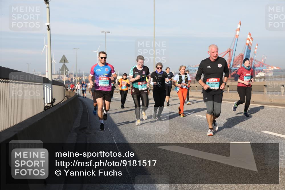 03.10.2025 - Köhlbrandbrückenlauf Yannick Fuchs http://msf.ph/oto/9181517 03.10.2025 08:57:08 Position 2 3076, 3077, 3129 meine-sportfotos.de