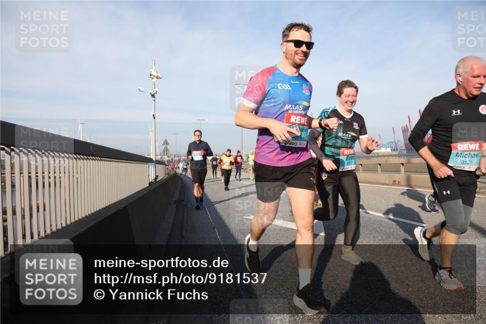 03.10.2025 - Köhlbrandbrückenlauf Yannick Fuchs http://msf.ph/oto/9181537 03.10.2025 08:57:10 Position 2 0070, 3077, 3129 meine-sportfotos.de