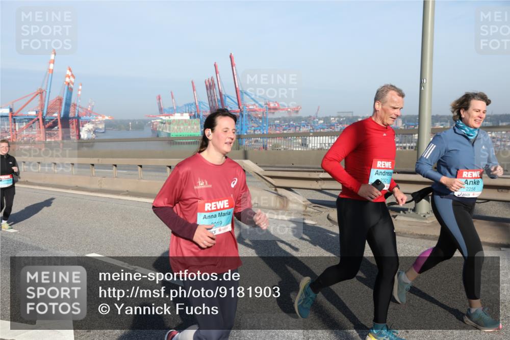 03.10.2025 - Köhlbrandbrückenlauf Yannick Fuchs http://msf.ph/oto/9181903 03.10.2025 08:58:27 Position 2 2019, 2321, 2258 meine-sportfotos.de