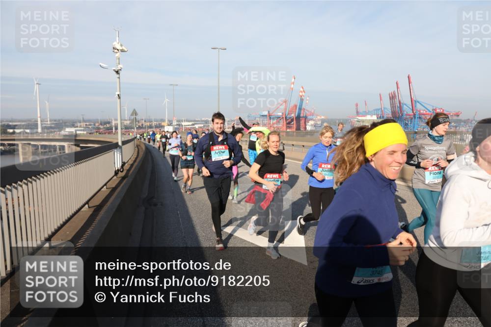 03.10.2025 - Köhlbrandbrückenlauf Yannick Fuchs http://msf.ph/oto/9182205 03.10.2025 08:59:19 Position 2 2212, 3745, 3746 meine-sportfotos.de