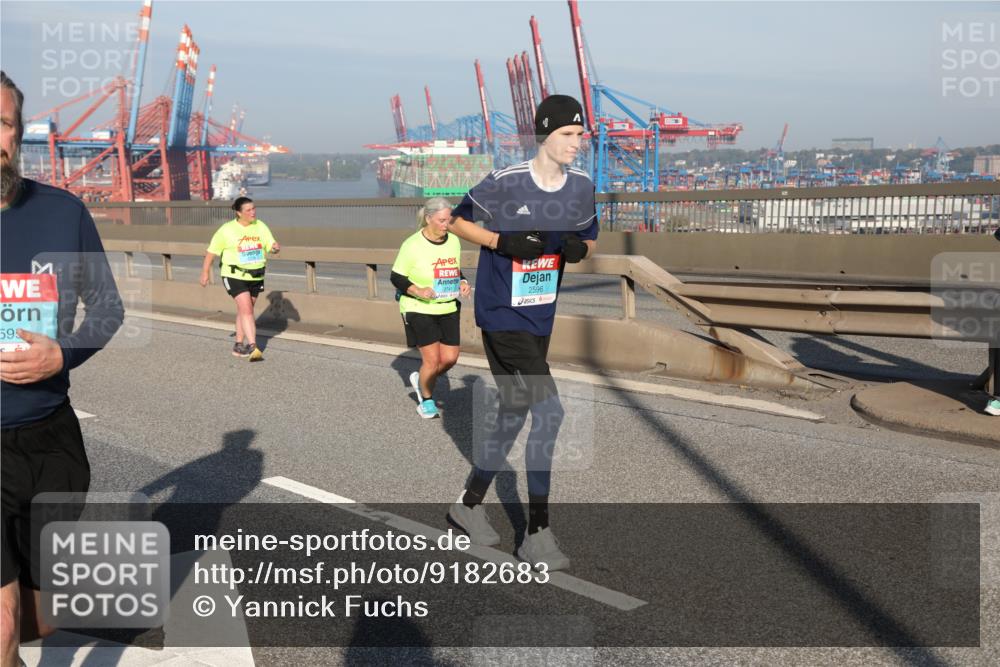 03.10.2025 - Köhlbrandbrückenlauf Yannick Fuchs http://msf.ph/oto/9182683 03.10.2025 09:00:50 Position 2 595, 2741, 2596 meine-sportfotos.de