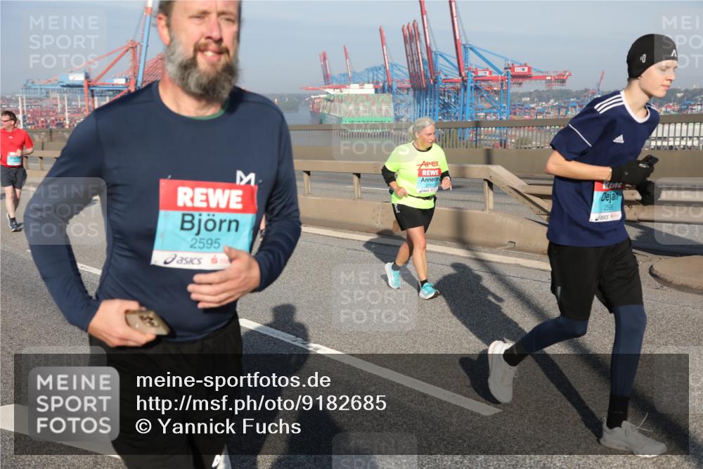 03.10.2025 - Köhlbrandbrückenlauf Yannick Fuchs http://msf.ph/oto/9182685 03.10.2025 09:00:50 Position 2 2595, 2741, 2596 meine-sportfotos.de