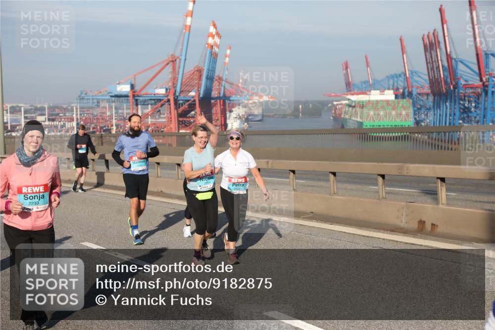 03.10.2025 - Köhlbrandbrückenlauf Yannick Fuchs http://msf.ph/oto/9182875 03.10.2025 09:01:39 Position 2 2233, 1958, 2894, 2895 meine-sportfotos.de