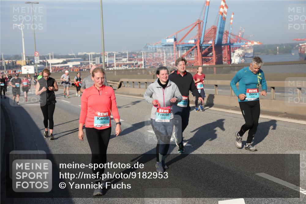 03.10.2025 - Köhlbrandbrückenlauf Yannick Fuchs http://msf.ph/oto/9182953 03.10.2025 09:01:51 Position 2 3225, 3442, 3438 meine-sportfotos.de