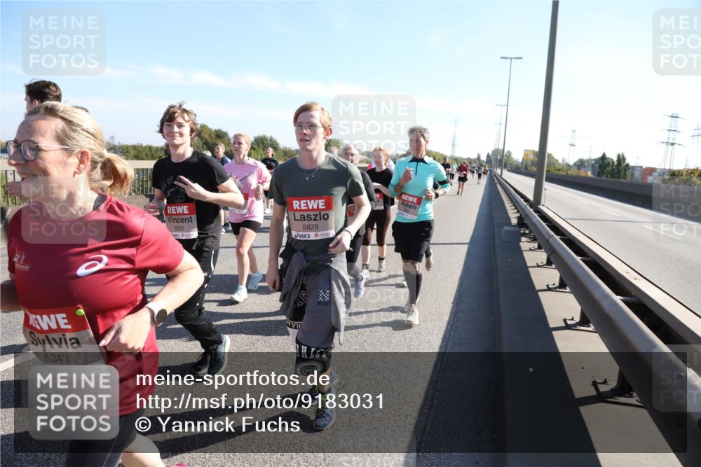 03.10.2025 - Köhlbrandbrückenlauf Yannick Fuchs http://msf.ph/oto/9183031 03.10.2025 11:26:09 Position 3 5343, 5833, 5829 meine-sportfotos.de