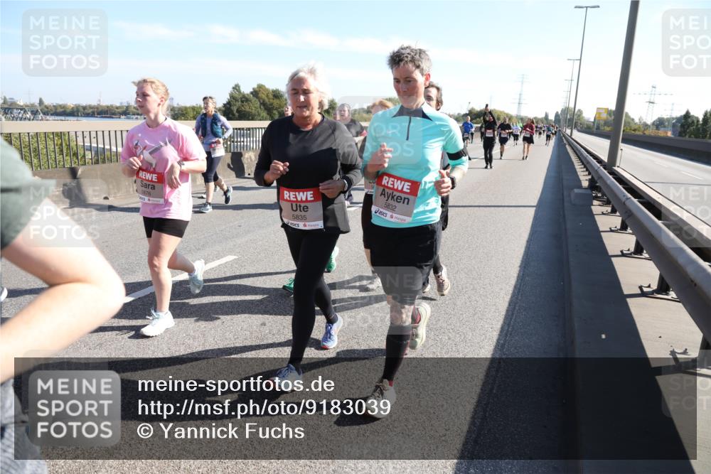 03.10.2025 - Köhlbrandbrückenlauf Yannick Fuchs http://msf.ph/oto/9183039 03.10.2025 11:26:10 Position 3 5876, 5835, 5832 meine-sportfotos.de