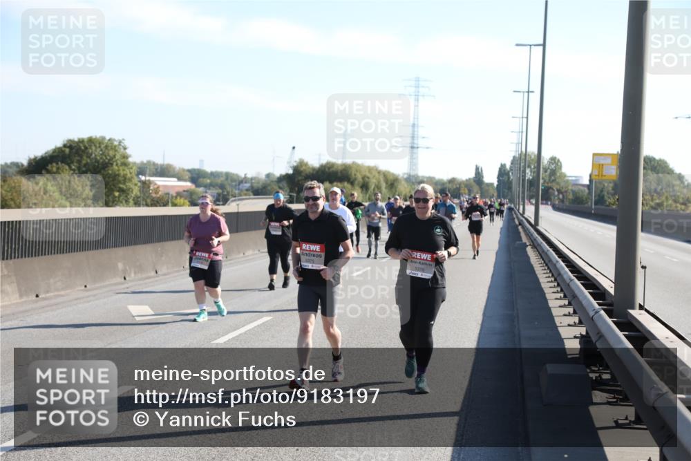 03.10.2025 - Köhlbrandbrückenlauf Yannick Fuchs http://msf.ph/oto/9183197 03.10.2025 11:26:37 Position 3 5375, 5376 meine-sportfotos.de