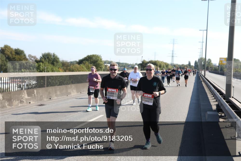 03.10.2025 - Köhlbrandbrückenlauf Yannick Fuchs http://msf.ph/oto/9183205 03.10.2025 11:26:39 Position 3 5375, 5376 meine-sportfotos.de