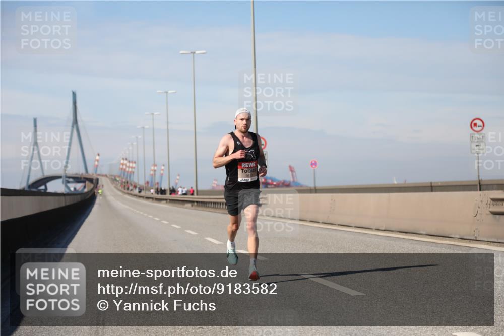 03.10.2025 - Köhlbrandbrückenlauf Yannick Fuchs http://msf.ph/oto/9183582 03.10.2025 11:33:14 Position 3 2, 1 meine-sportfotos.de