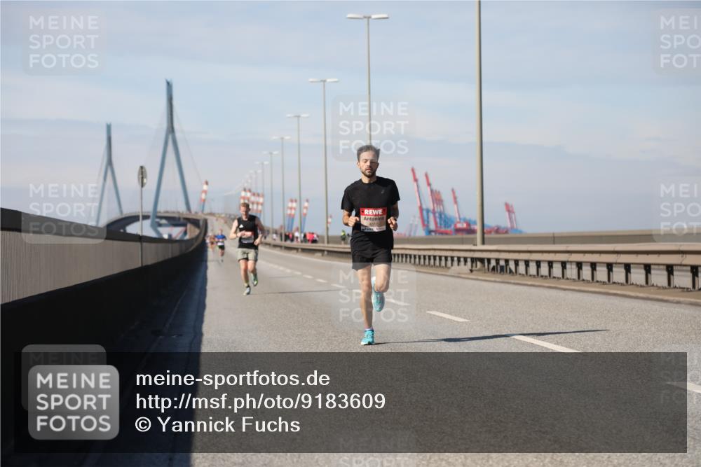 03.10.2025 - Köhlbrandbrückenlauf Yannick Fuchs http://msf.ph/oto/9183609 03.10.2025 11:33:55 Position 3 4010 meine-sportfotos.de