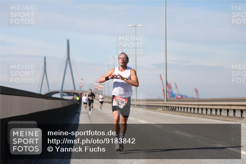 03.10.2025 - Köhlbrandbrückenlauf Yannick Fuchs http://msf.ph/oto/9183842 03.10.2025 11:37:28 Position 3 16 meine-sportfotos.de
