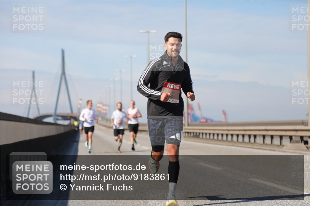 03.10.2025 - Köhlbrandbrückenlauf Yannick Fuchs http://msf.ph/oto/9183861 03.10.2025 11:37:38 Position 3 93 meine-sportfotos.de