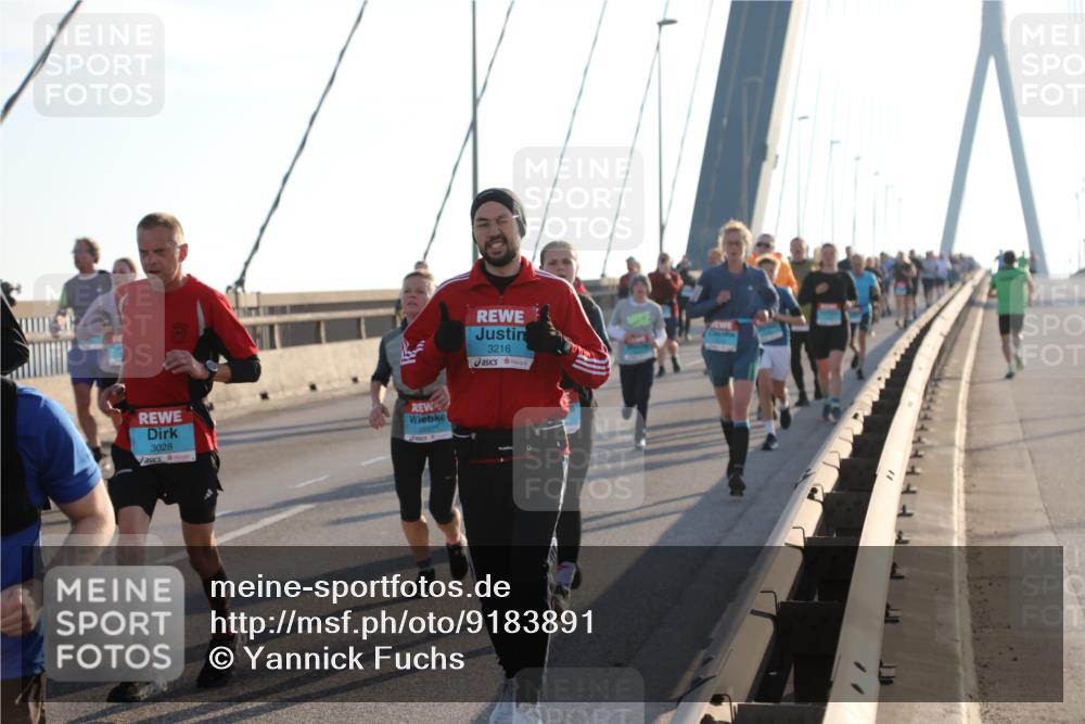 03.10.2025 - Köhlbrandbrückenlauf Yannick Fuchs http://msf.ph/oto/9183891 03.10.2025 08:31:19 Position 1 3028, 2687, 3216 meine-sportfotos.de