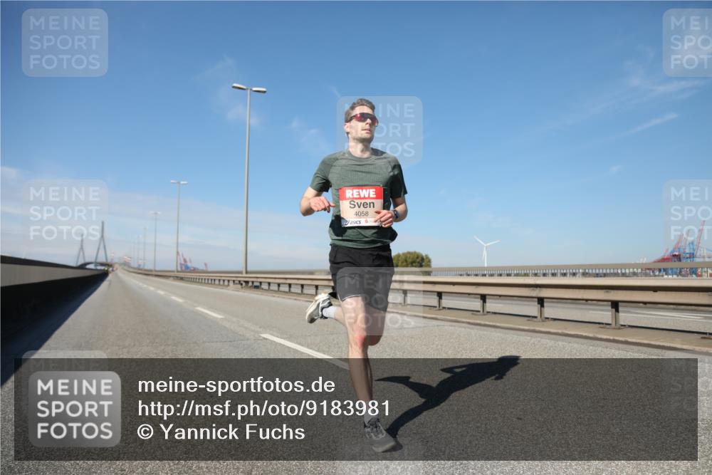 03.10.2025 - Köhlbrandbrückenlauf Yannick Fuchs http://msf.ph/oto/9183981 03.10.2025 11:38:18 Position 3 4058 meine-sportfotos.de