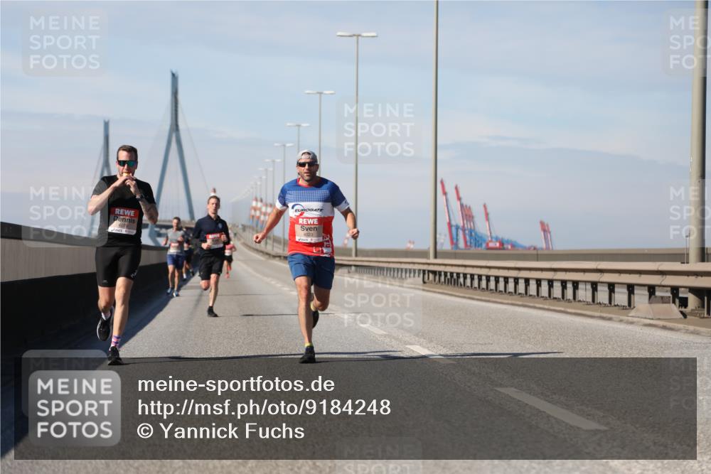 03.10.2025 - Köhlbrandbrückenlauf Yannick Fuchs http://msf.ph/oto/9184248 03.10.2025 11:40:04 Position 3 11, 4079, 4023 meine-sportfotos.de