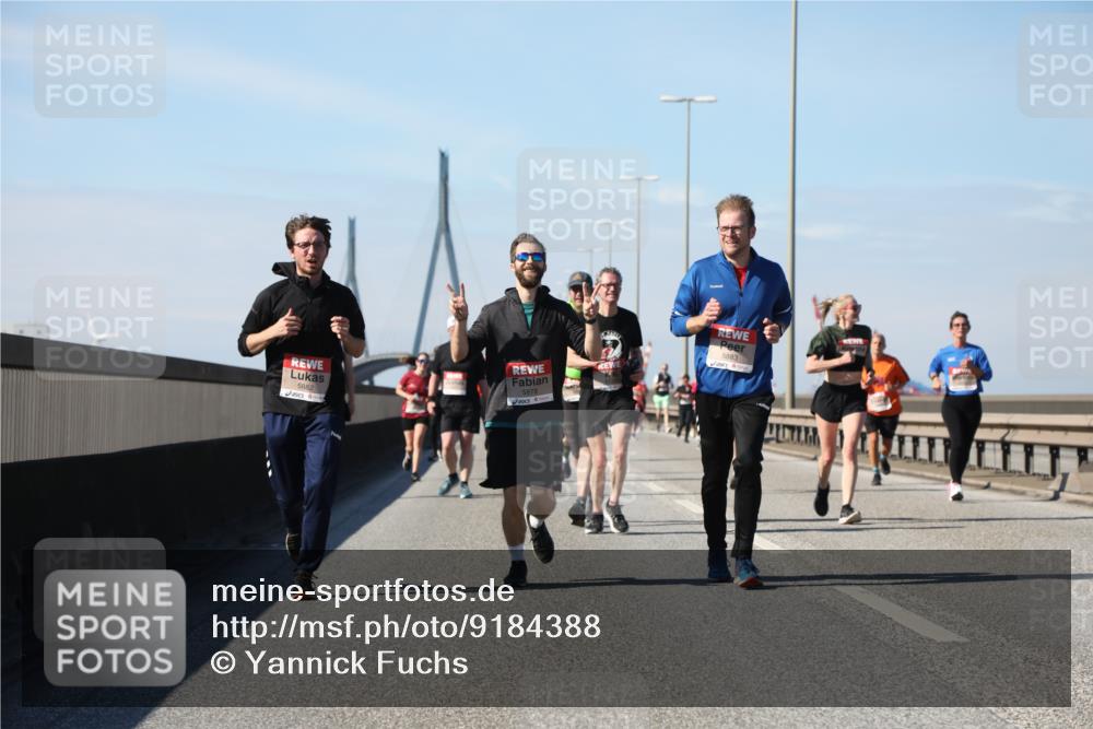 03.10.2025 - Köhlbrandbrückenlauf Yannick Fuchs http://msf.ph/oto/9184388 03.10.2025 12:02:01 Position 3 5882, 5878, 5883 meine-sportfotos.de