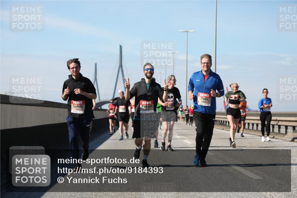 03.10.2025 - Köhlbrandbrückenlauf Yannick Fuchs http://msf.ph/oto/9184393 03.10.2025 12:02:02 Position 3 5882, 5878, 5883 meine-sportfotos.de