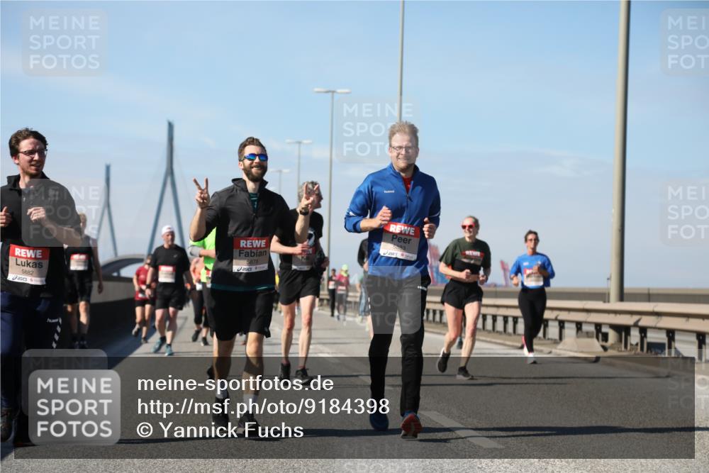 03.10.2025 - Köhlbrandbrückenlauf Yannick Fuchs http://msf.ph/oto/9184398 03.10.2025 12:02:02 Position 3 5882, 5878, 5883 meine-sportfotos.de