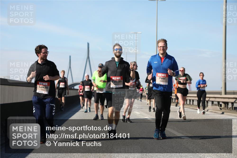03.10.2025 - Köhlbrandbrückenlauf Yannick Fuchs http://msf.ph/oto/9184401 03.10.2025 12:02:02 Position 3 5882, 5878, 5883 meine-sportfotos.de
