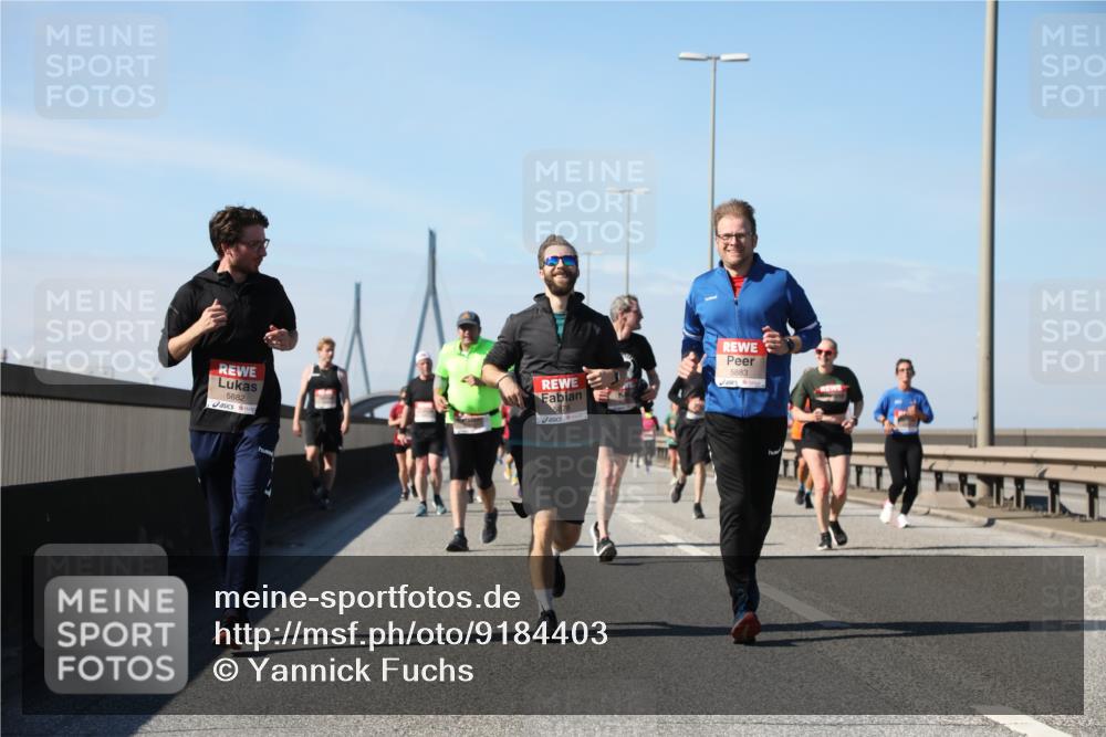 03.10.2025 - Köhlbrandbrückenlauf Yannick Fuchs http://msf.ph/oto/9184403 03.10.2025 12:02:03 Position 3 5882, 5883 meine-sportfotos.de