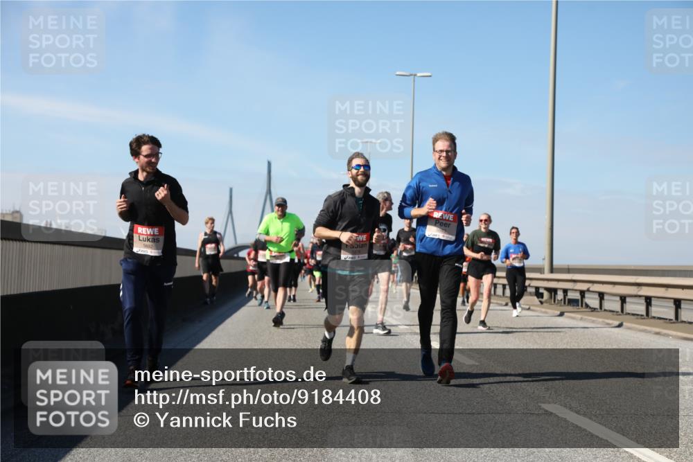 03.10.2025 - Köhlbrandbrückenlauf Yannick Fuchs http://msf.ph/oto/9184408 03.10.2025 12:02:03 Position 3 5882, 5883 meine-sportfotos.de
