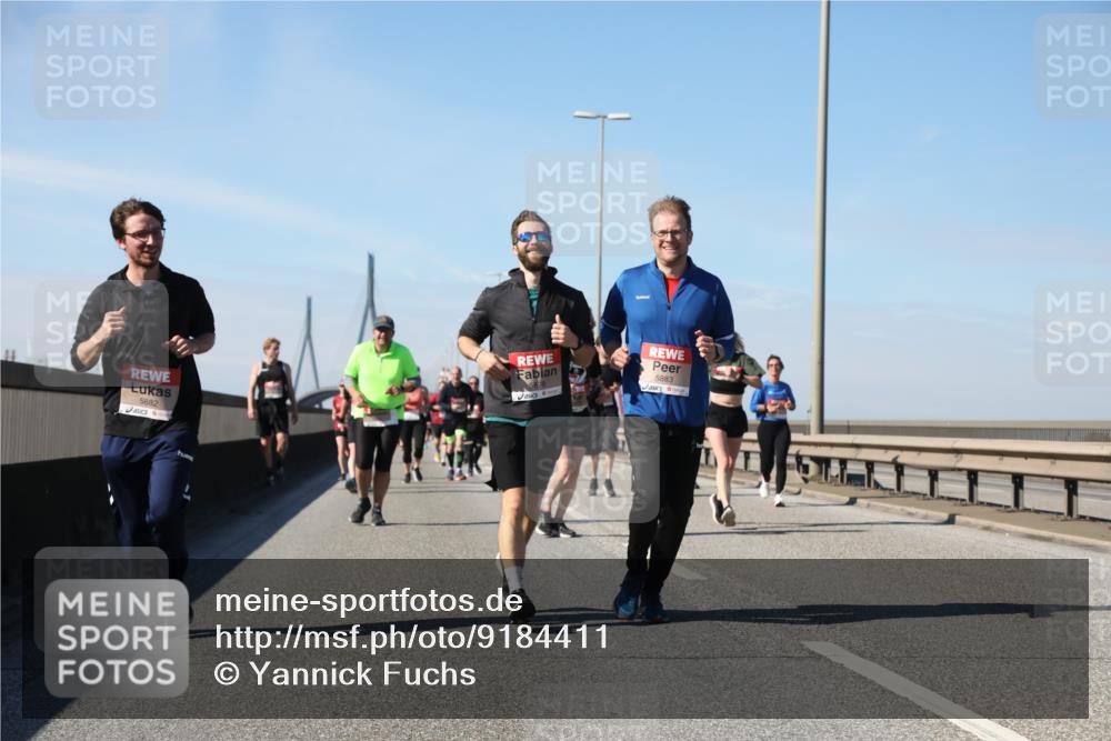 03.10.2025 - Köhlbrandbrückenlauf Yannick Fuchs http://msf.ph/oto/9184411 03.10.2025 12:02:03 Position 3 5882, 5883 meine-sportfotos.de