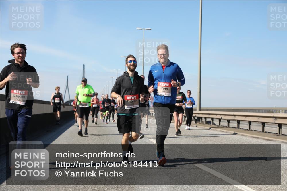 03.10.2025 - Köhlbrandbrückenlauf Yannick Fuchs http://msf.ph/oto/9184413 03.10.2025 12:02:03 Position 3 5882, 5878, 5883 meine-sportfotos.de