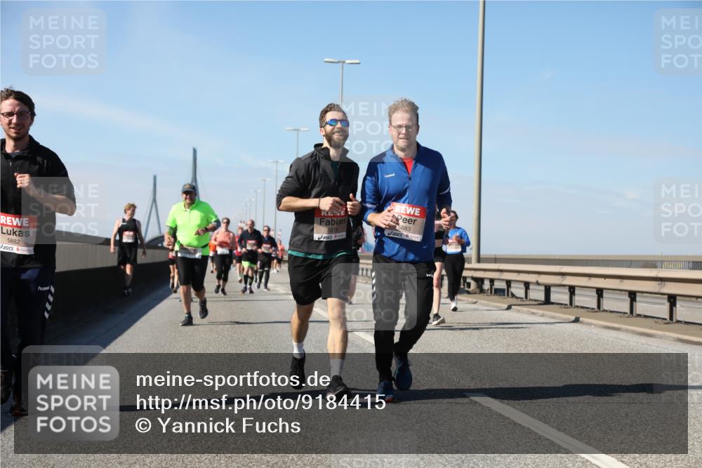 03.10.2025 - Köhlbrandbrückenlauf Yannick Fuchs http://msf.ph/oto/9184415 03.10.2025 12:02:03 Position 3 5882, 5878, 5883 meine-sportfotos.de