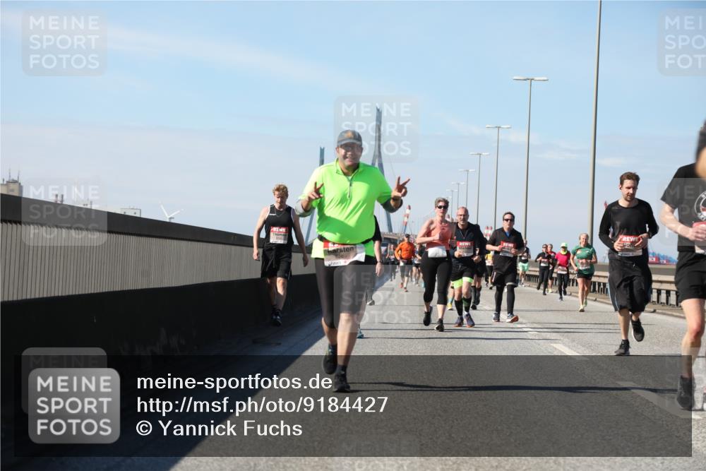 03.10.2025 - Köhlbrandbrückenlauf Yannick Fuchs http://msf.ph/oto/9184427 03.10.2025 12:02:05 Position 3 5745, 6209 meine-sportfotos.de
