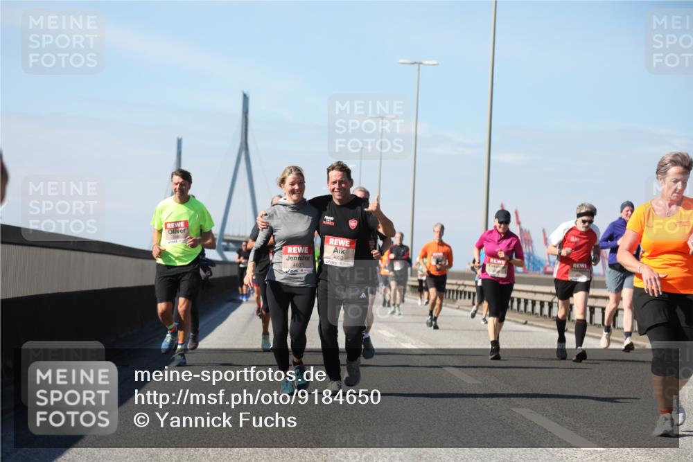 03.10.2025 - Köhlbrandbrückenlauf Yannick Fuchs http://msf.ph/oto/9184650 03.10.2025 12:02:25 Position 3 5085, 4603, 4602 meine-sportfotos.de