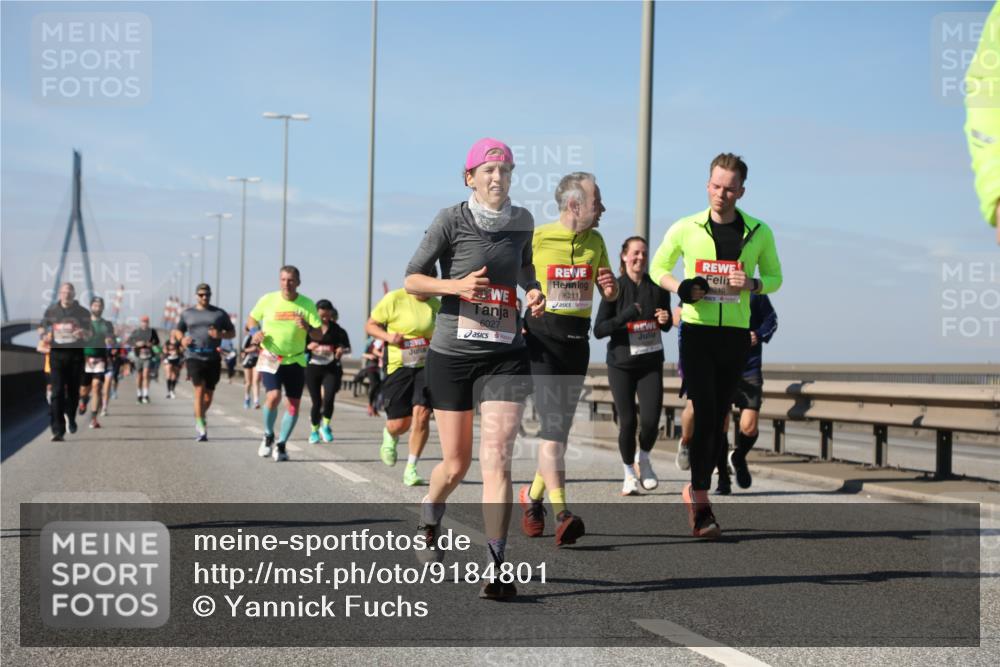 03.10.2025 - Köhlbrandbrückenlauf Yannick Fuchs http://msf.ph/oto/9184801 03.10.2025 12:02:43 Position 3 6027, 6211, 6210 meine-sportfotos.de