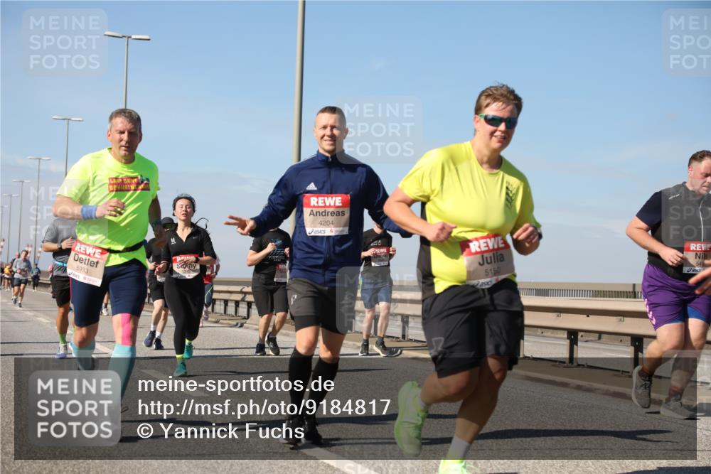 03.10.2025 - Köhlbrandbrückenlauf Yannick Fuchs http://msf.ph/oto/9184817 03.10.2025 12:02:47 Position 3 5933, 4204, 5150 meine-sportfotos.de