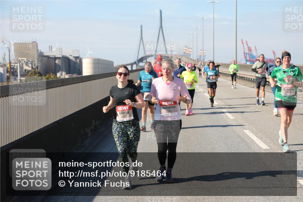 03.10.2025 - Köhlbrandbrückenlauf Yannick Fuchs http://msf.ph/oto/9185464 03.10.2025 12:04:15 Position 3 5297, 5231, 5092 meine-sportfotos.de