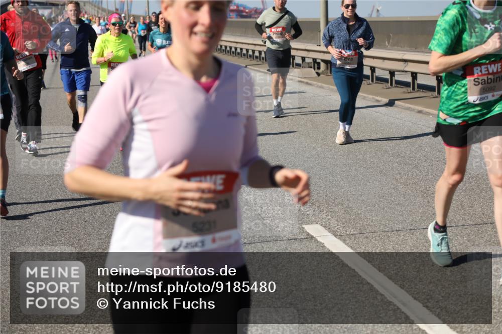 03.10.2025 - Köhlbrandbrückenlauf Yannick Fuchs http://msf.ph/oto/9185480 03.10.2025 12:04:17 Position 3 6231, 5092 meine-sportfotos.de