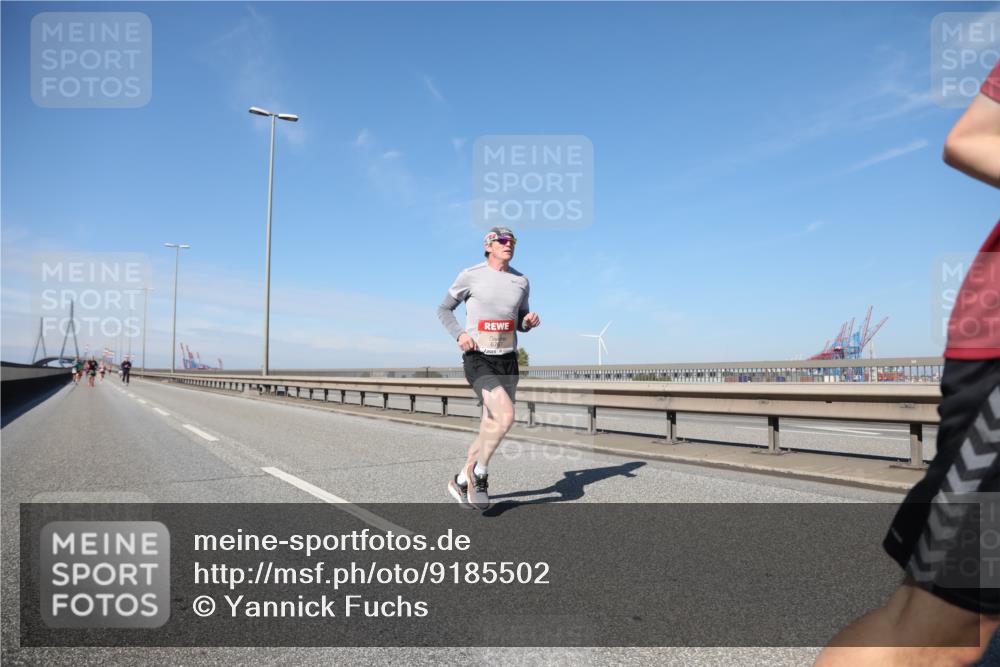 03.10.2025 - Köhlbrandbrückenlauf Yannick Fuchs http://msf.ph/oto/9185502 03.10.2025 11:43:10 Position 3 6767 meine-sportfotos.de