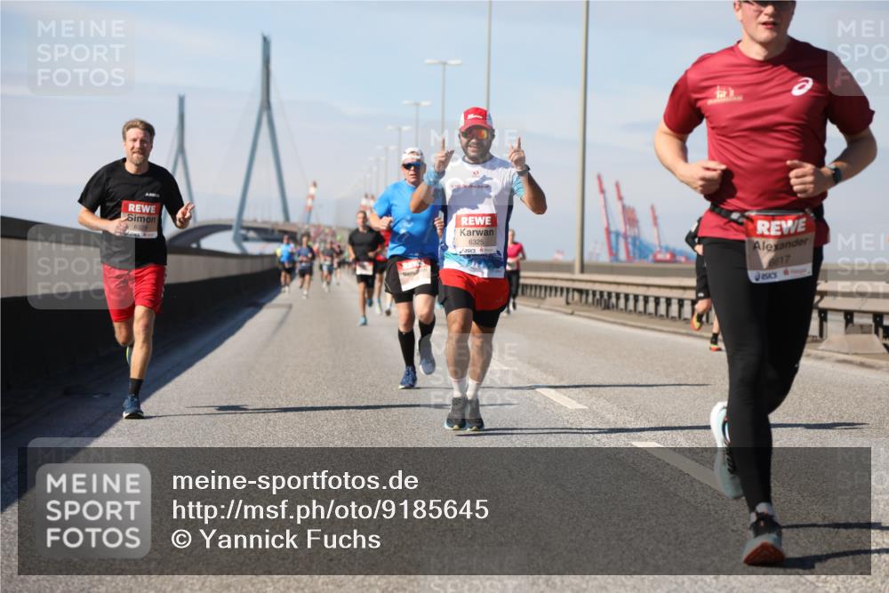 03.10.2025 - Köhlbrandbrückenlauf Yannick Fuchs http://msf.ph/oto/9185645 03.10.2025 11:43:33 Position 3 6329, 6325, 6617 meine-sportfotos.de