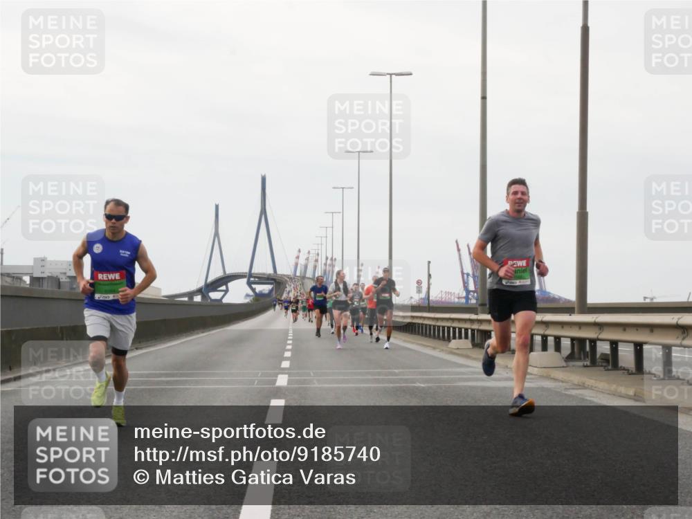 03.10.2025 - Köhlbrandbrückenlauf Matties Gatica Varas http://msf.ph/oto/9185740 03.10.2025 15:43:16 Position 3  meine-sportfotos.de