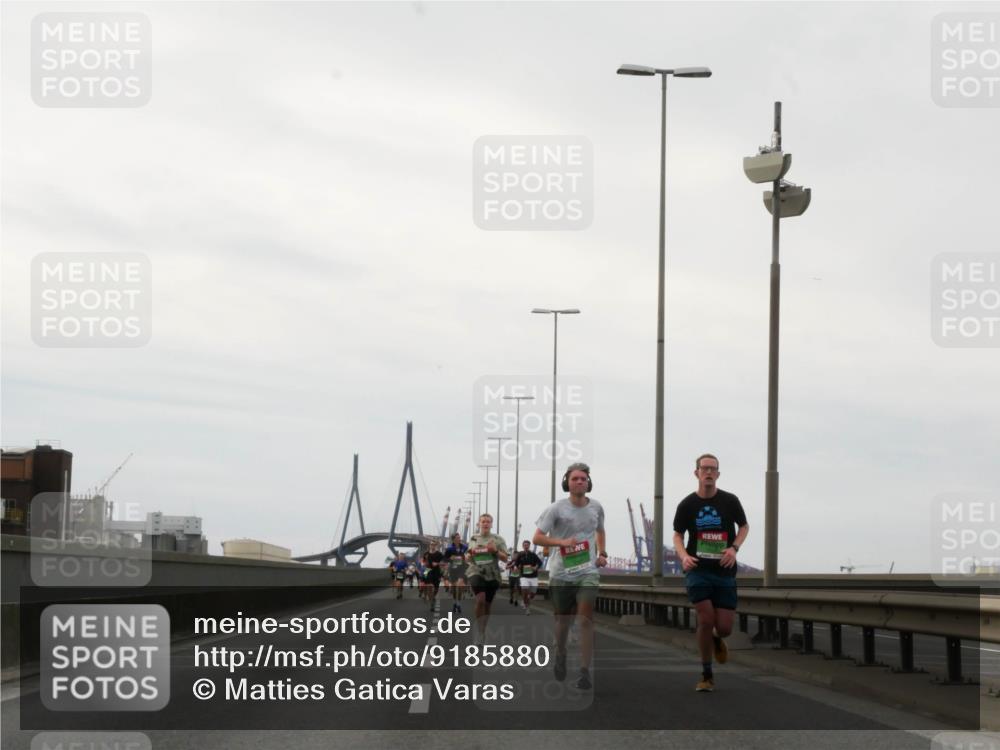 03.10.2025 - Köhlbrandbrückenlauf Matties Gatica Varas http://msf.ph/oto/9185880 03.10.2025 15:44:02 Position 3  meine-sportfotos.de